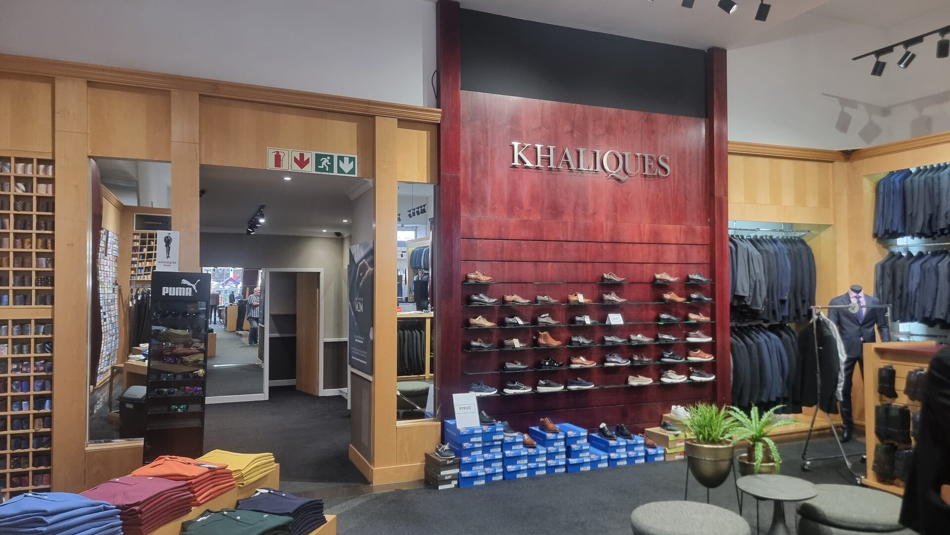 Khaliques shoe-display wall transformed with Cover Styl finishes NF32 and NH54, before